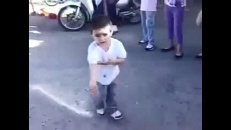 Mini Billy Jackson danse le Moonwalk