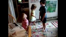Enfants qui lancent des morceaux de casse-tête