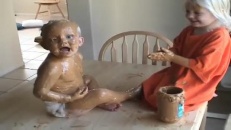 Enfants laissés seuls en présence de beurre d'arachide
