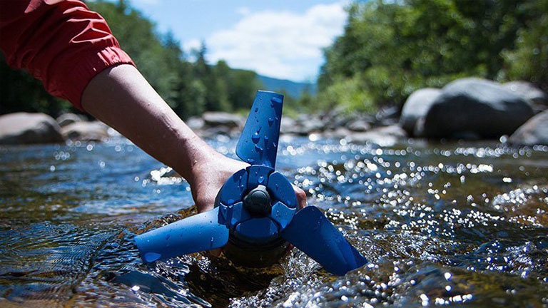 Une centrale hydroélectrique portative pour le camping