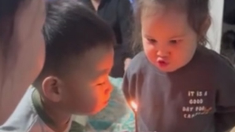 Un enfant qui essaie d'éteindre une bougie!