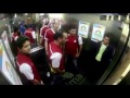 Balade tendue en ascenseur avec des fans de soccer