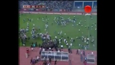 Des fans envahissent un terrain de soccer