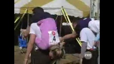 Course avec femme sur épaule