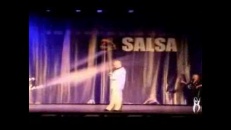 Une femme danse la salsa!