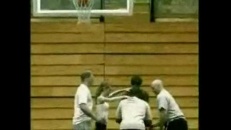 Acrobatie dans panier de basket-ball