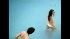 Une fille sexy enlève son maillot dans l'eau
