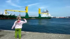 Cette fillette ne demandera plus jamais à un bateau de klaxonner...