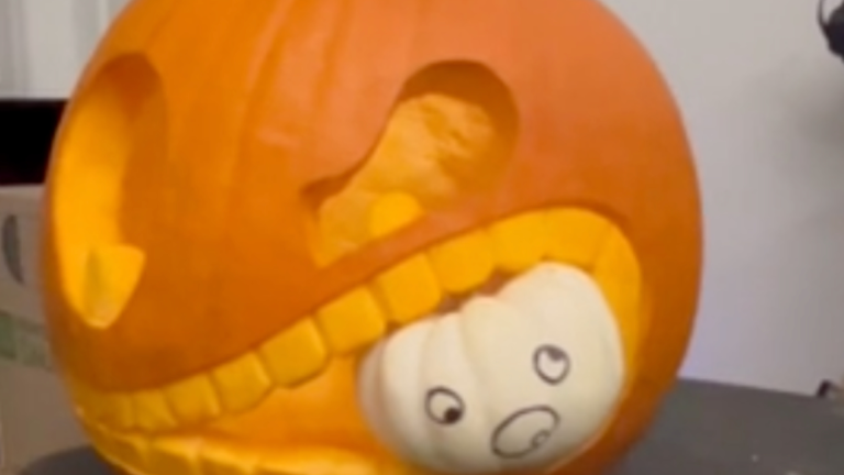 Une citrouille qui mange une citrouille