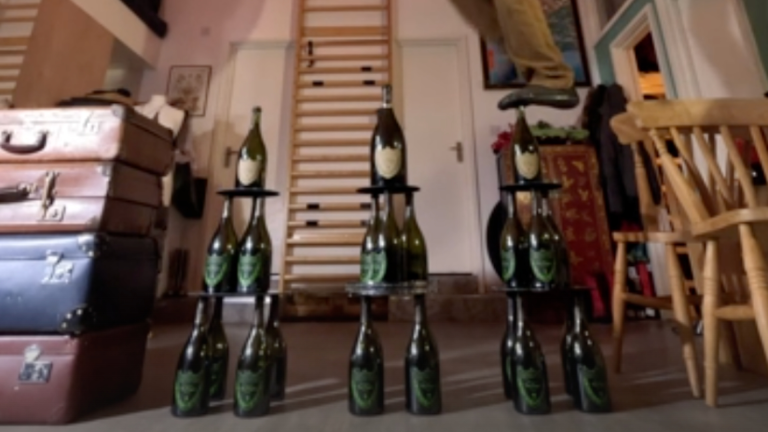 Marcher sur des bouteilles de vin