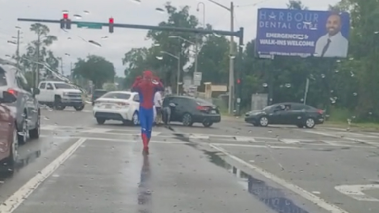 Quand Spiderman gère la circulation