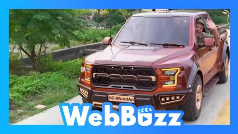 Un camion Ford F-150 fait entièrement de bois