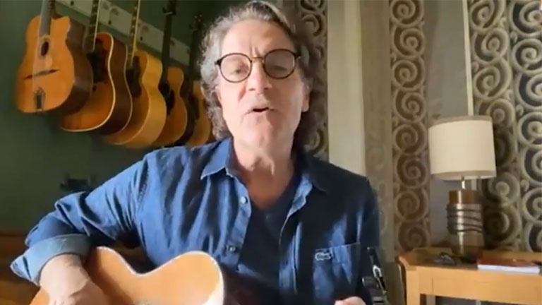 Francis Cabrel offre une performance acoustique émouvante à distance