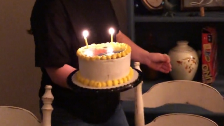Un gâteau d'anniversaire sauvé de peu!