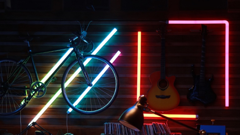 Ajoutez de l’ambiance et de la couleur à vos pièces grâce à ces lumières intelligentes murales