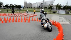 Policier dans parcours à obstacles!
