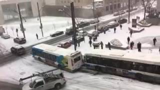 Carambolage à Montréal sur une rue enneigée