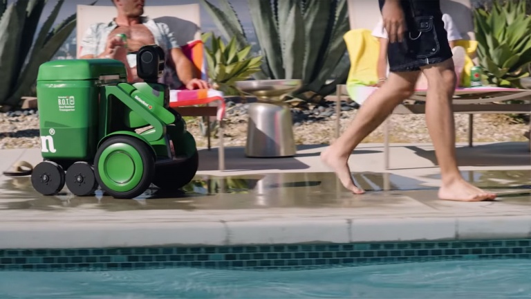 Un robot qui vous suit pour vous amener votre bière froide? Heineken dit oui!