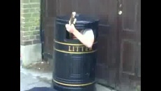 Un Anglais chante dans une poubelle
