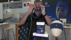 Ce casque murmure des histoires hypnotiques et vous aide à vous endormir