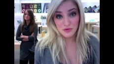 iJustine danse dans un Apple Store