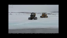 La glace s'effondre sous le poids de sa chenille à neige