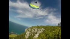 Un homme s'amuse en parapente