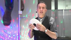 Un haut-parleur avec lumières qui s'intègre à votre parasol actuel
