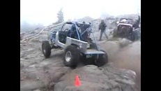 Jeep qui escalade montagne