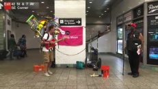 Un homme-orchestre incroyable dans le métro de New-York Un homme-orchestre incroyable dans le métro de New-York