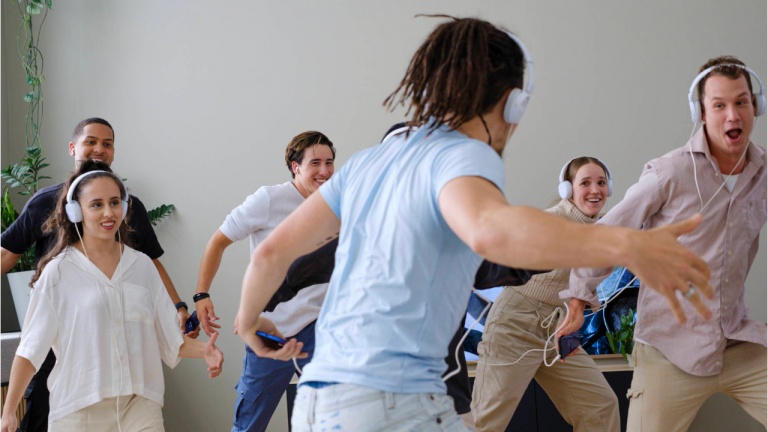 Ce jeu de danse exige de jouer avec des écouteurs ou casques d’écoute!