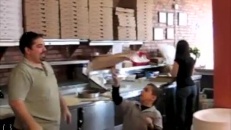 Tourner la pâte à pizza: un vrai spectacle!