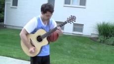 Jouer de la guitare et dribbler avec un ballon en même temps