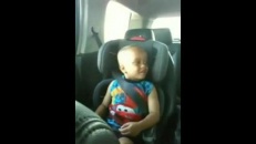 Bébé garçon chante Baby de Justin Bieber