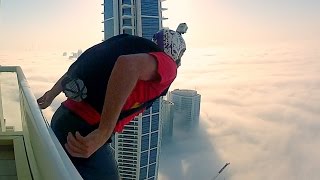 Du basejump dans les nuages depuis un gratte-ciel à Dubaï
