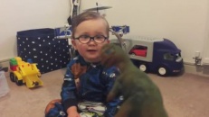 Ce garçon connaît toutes les sortes de dinosaures!