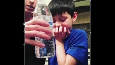 Une mère joue un mauvais tour à son fils 