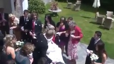 On lance des confettis ou du vin à un mariage? 