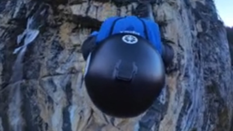 Le casque du BASE Jumper tombe en plein vol