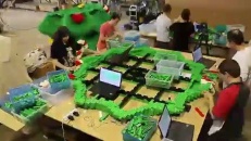 Un arbre de Noël gigantesque en blocs LEGO
