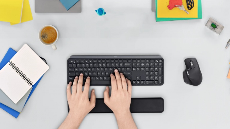Ce clavier sans fil permet d’écrire avec précision grâce à ses touches silencieuses