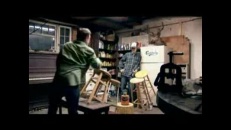 Jeu avec des balles et des verres de bière