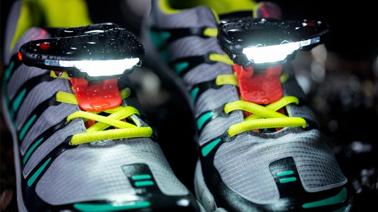 Fixez ces lumières à vos souliers pour courir le soir ou la nuit