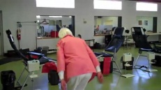 Un double backflip à 90 ans!