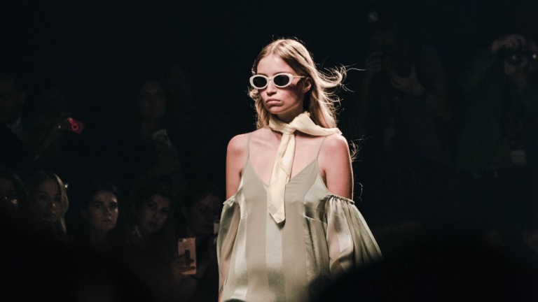 Économisez sur les vêtements de designer et grandes marques de luxe