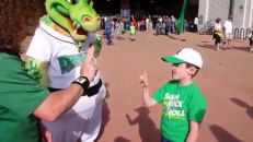 Une rencontre émouvante entre un garçon et une mascotte
