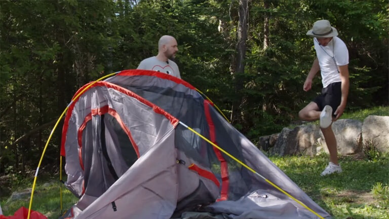 Martin Matte et Julien Lacroix essaient de monter leur tente de camping