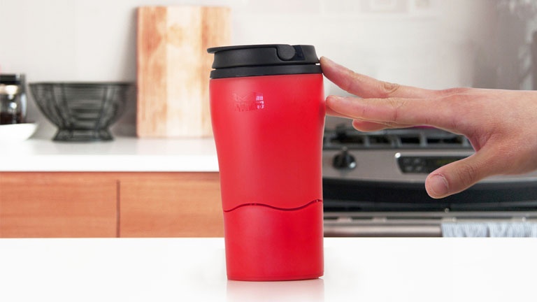 Une tasse impossible à renverser qui vous renversera