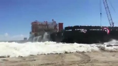 Quand on remet un bateau à l'eau, ça fait des vagues!