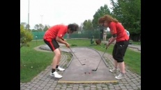 Des trucs complètement impossibles à réaliser au golf miniature!